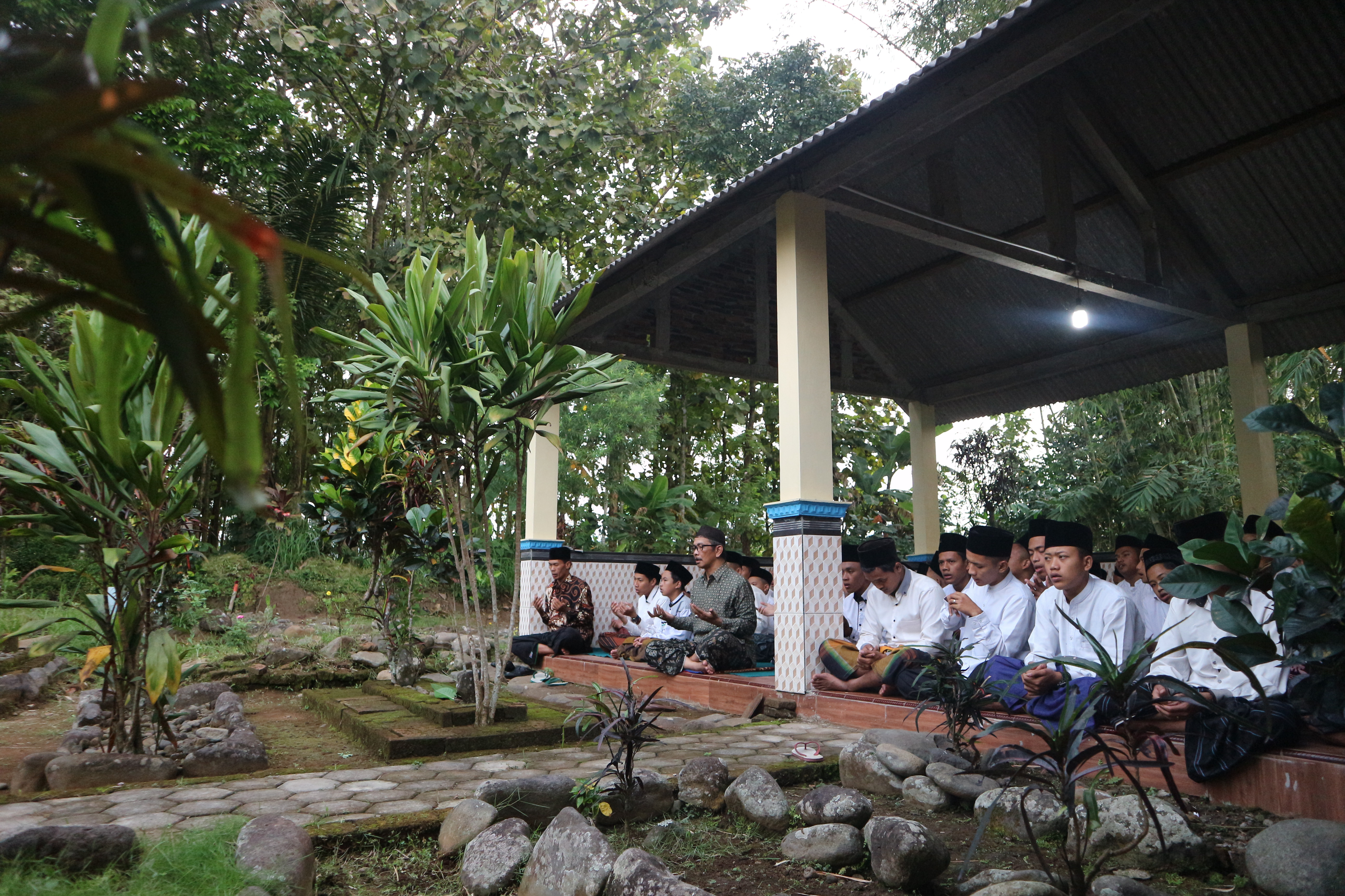 Ziarah Maqbaroh Simbah KH. A Qostholany